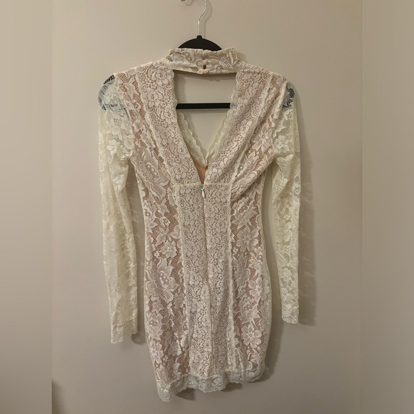 Small lace dress - Picture 2 of 4